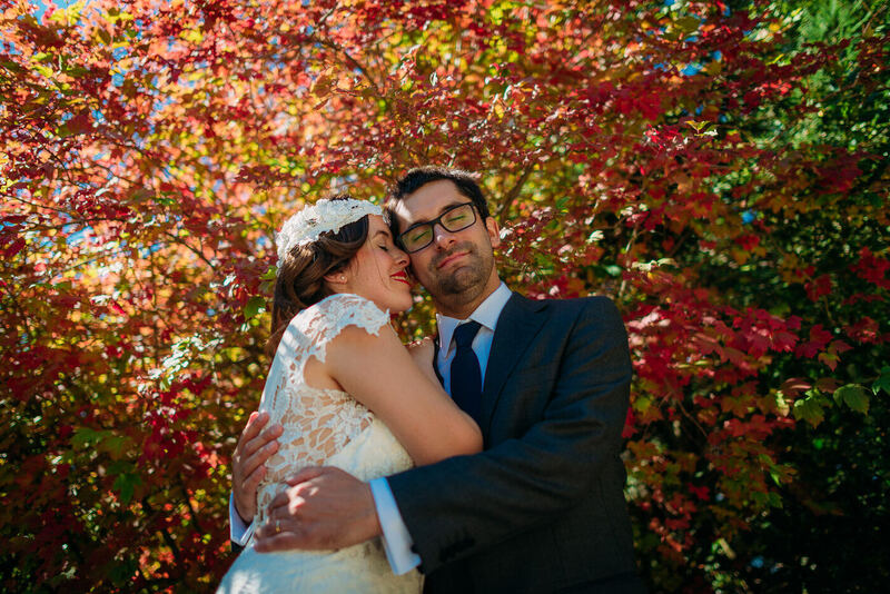 Beso bajo follaje de otoño