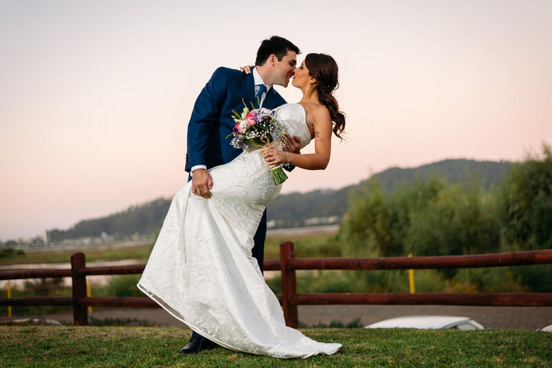 Novios en un campo al atardecer