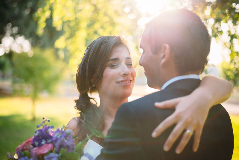 Novios abrazados en un jardín