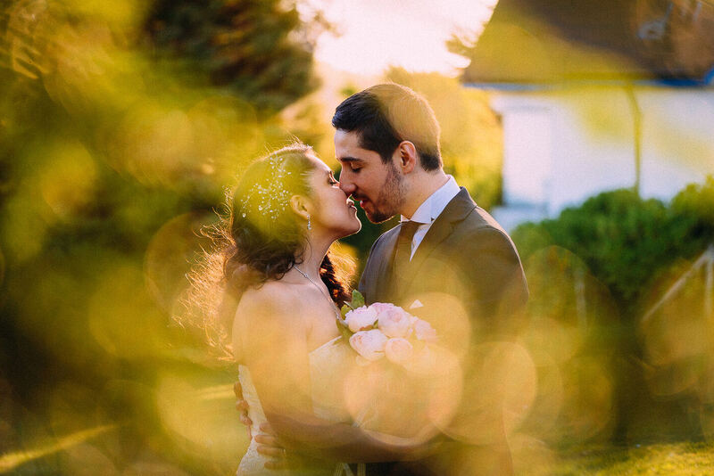 Novios entre luces doradas