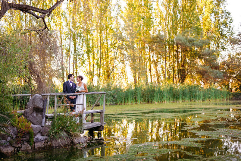 Novios junto a un espejo de agua