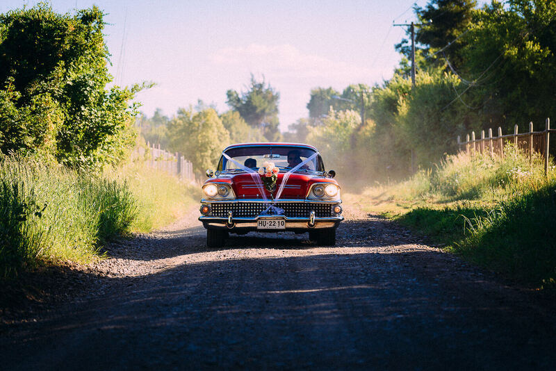 Auto clásico en un camino rural